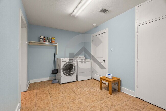 Building Photo - 1615 N Taylor St