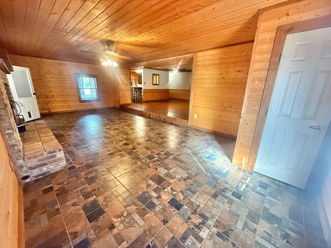 Building Photo - 284 CR 202 E