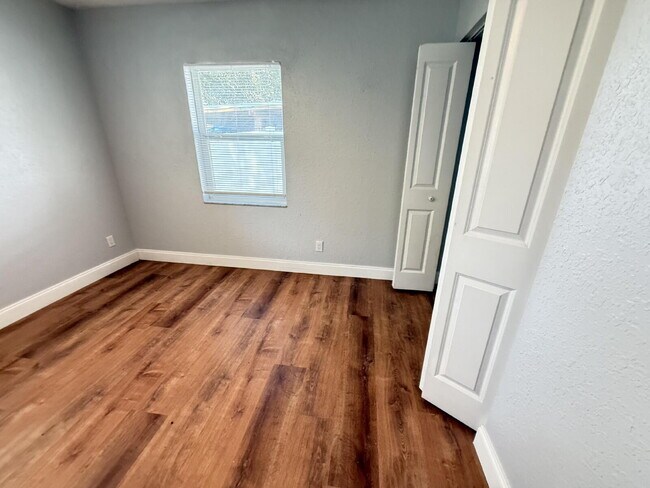Building Photo - Freshly Renovated 2/1 Duplex in Tampa with...