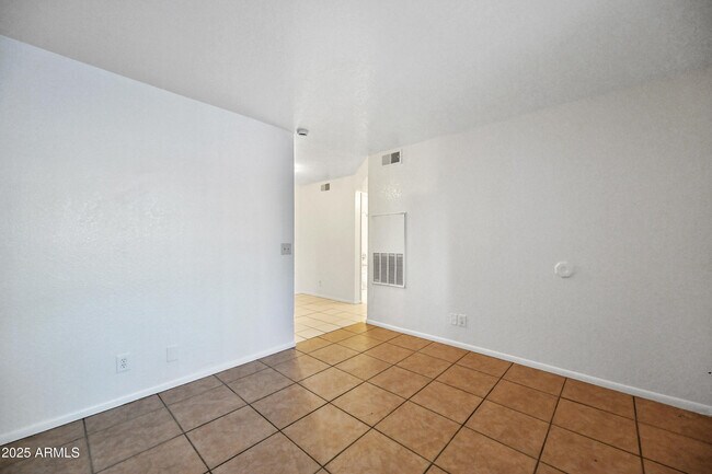 Building Photo - 725 E Vogel Ave