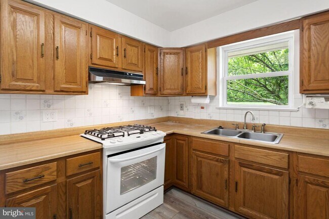 Building Photo - 7106 Jayhawk St