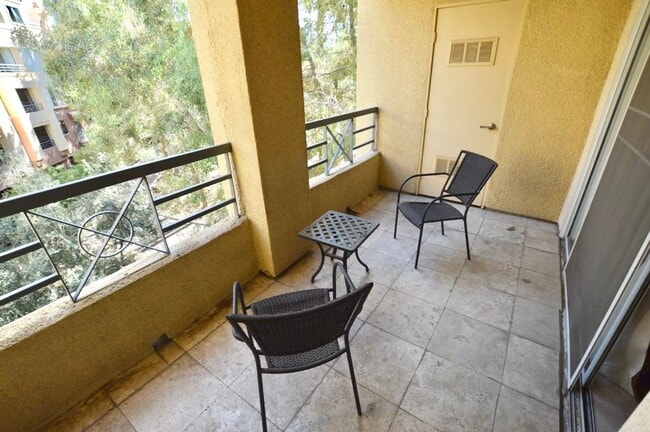 Building Photo - Meridian Luxury 1 Bed/1Bath Condo in Resort Style Community.
