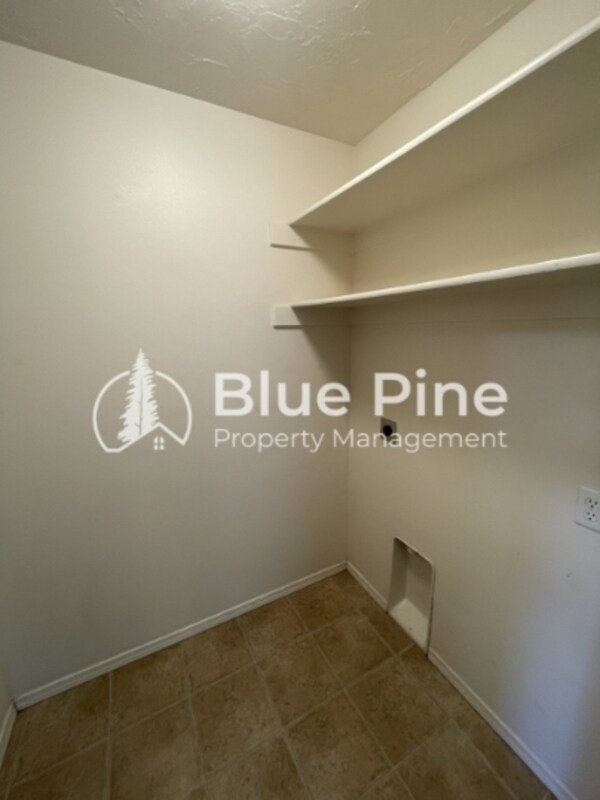 Building Photo - 345 S Byron Ave