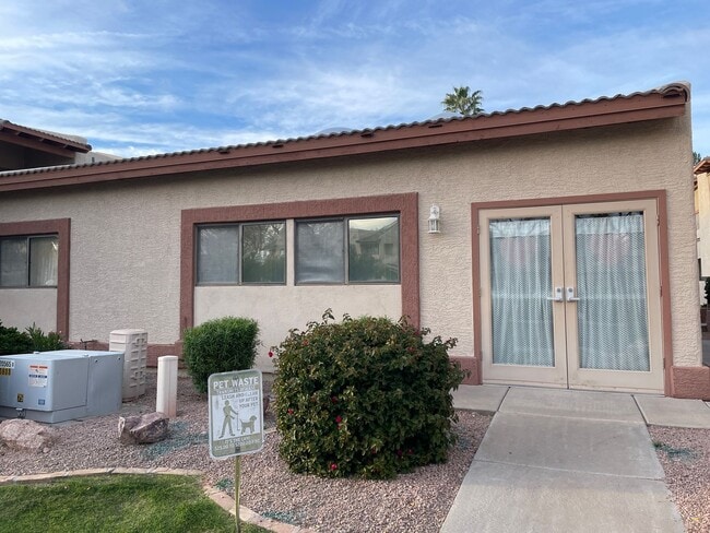Building Photo - $1,550 2-3 Bedroom For Lease With Community Heated Pool & Spa in 85207!