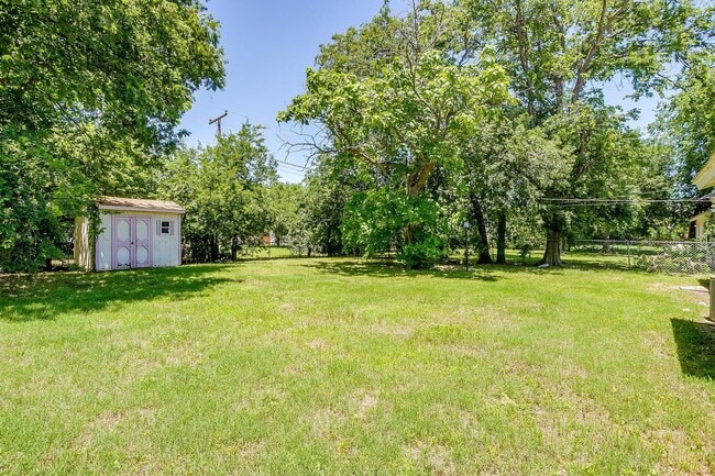Building Photo - Charming Home located in the heart of Burleson!