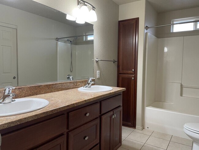 Building Photo - Great 3 Bedoom 2 Bath Home
