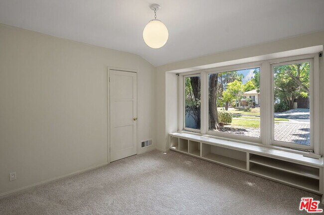 Building Photo - 9149 Hillsboro Dr