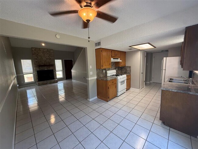 Building Photo - 7001 Winedale Dr