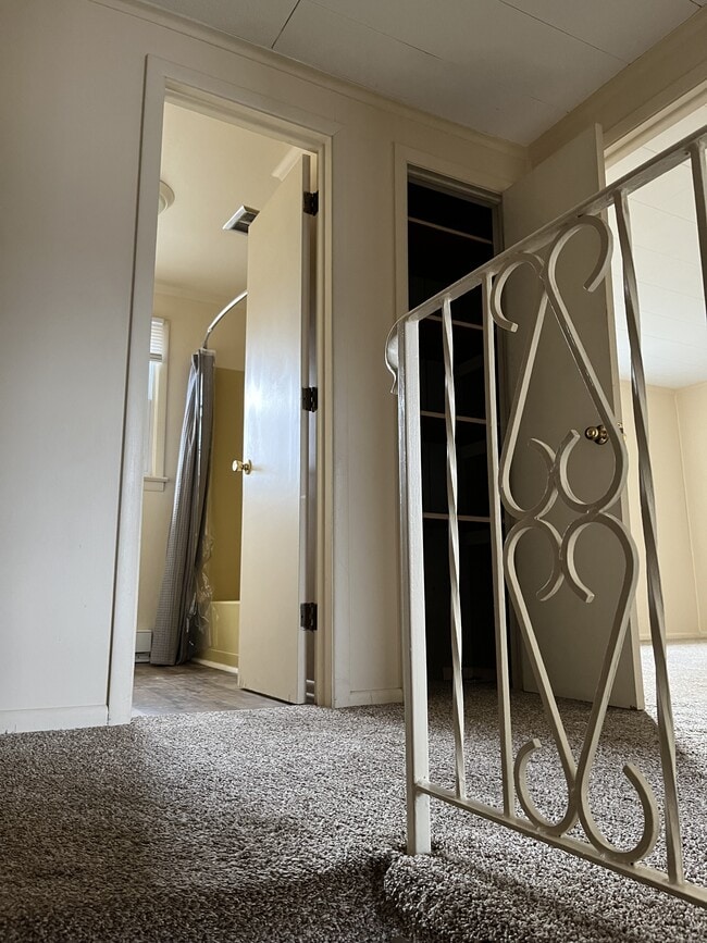 Building Photo - 611 Lincoln Way W