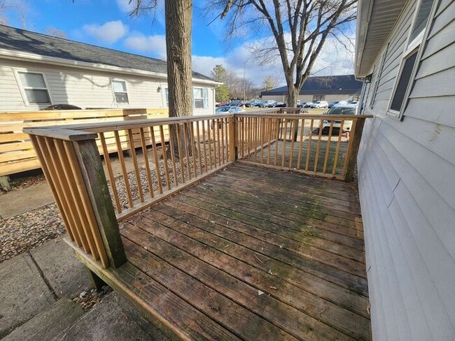 Building Photo - Updated 2 Bedroom Duplex on North Side
