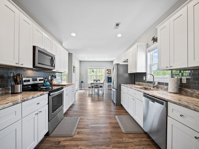 Building Photo - 512 Hazelwood Dr