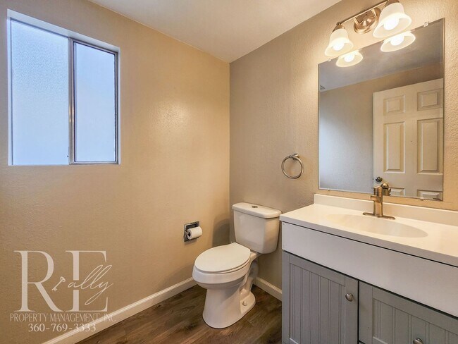 Building Photo - Spacious Tri-Level in East Bremerton | Cor...