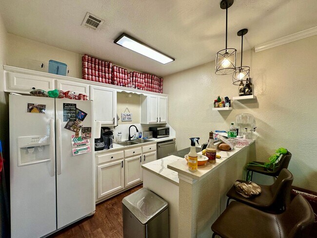 Building Photo - Spacious 4/2 Walking Distance to Baylor Campus & Minutes from Downtown!