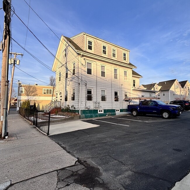 Building Photo - 12 Pine St