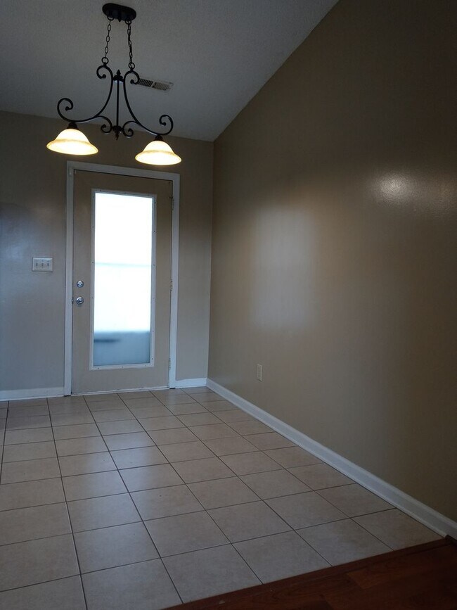 Building Photo - 3 bd/ 2 ba located MINUTES from Fort Bragg! Quiet Neighborhood!