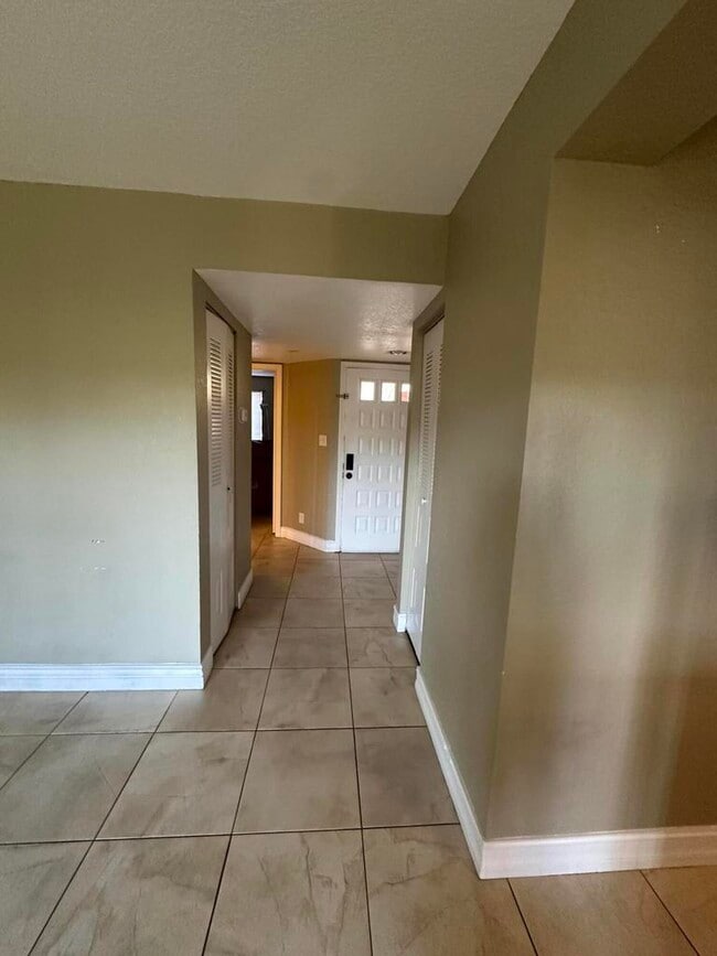 Building Photo - 941 Coral Club Dr