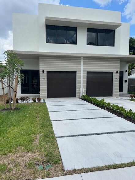 Building Photo - 740 NW 24th Ct