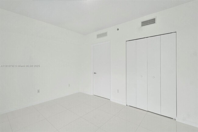 Building Photo - 465 Brickell Ave