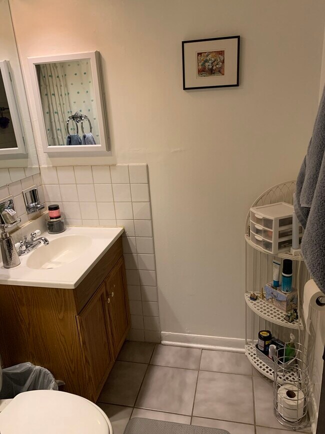 Building Photo - 541 W Oakdale Ave