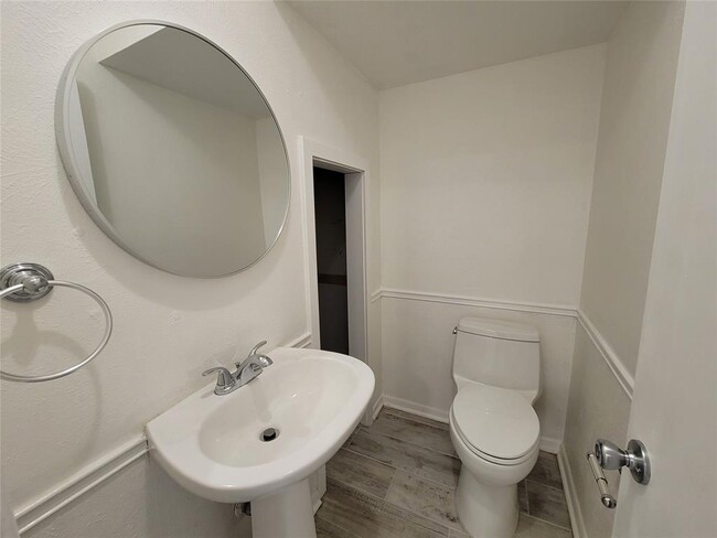 Building Photo - 2308 Barton Village Cir