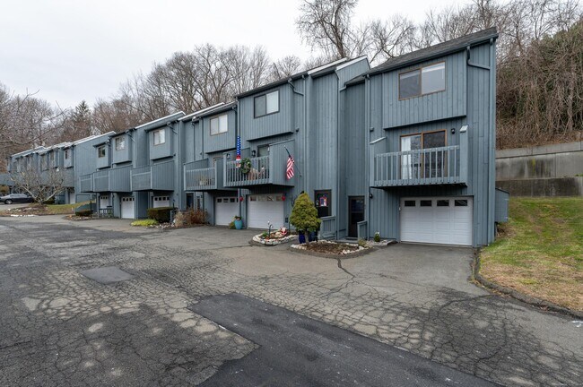 Building Photo - 8 Driftway Rd