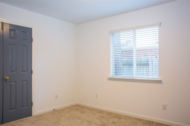 Building Photo - 91 Genesee Ridge Dr