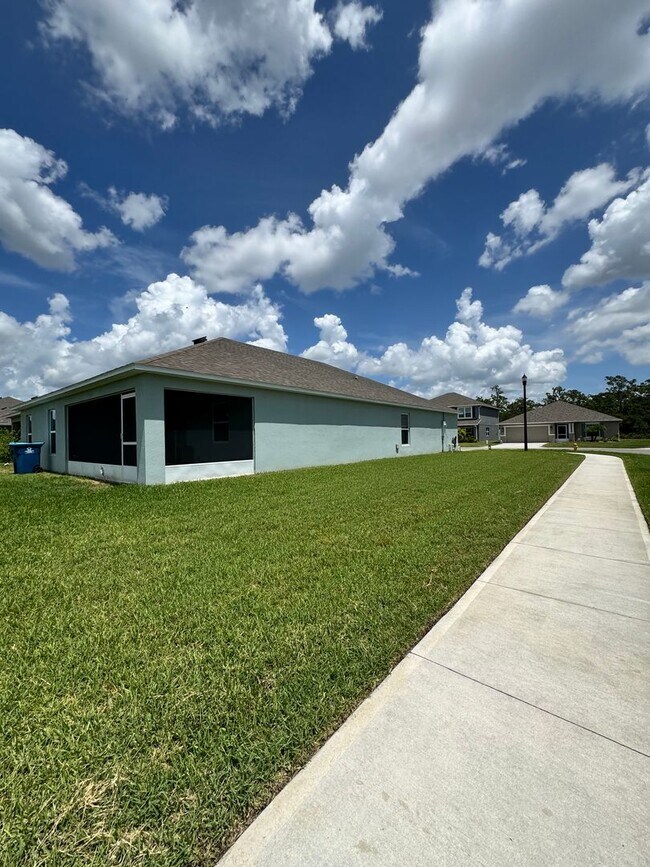 Building Photo - Beautiful 4-Bed, 2-Bath Home in a Prime Location!