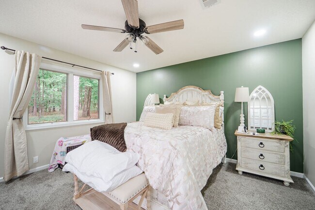 Building Photo - Charming 4 bedroom, 3 bathroom with lots of outdoor living space.