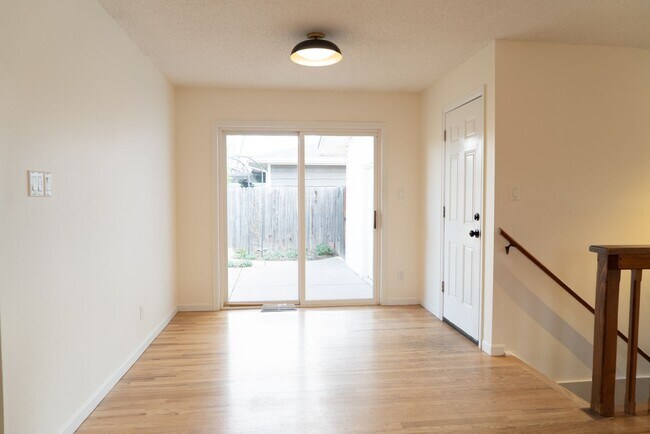 Building Photo - Wonderful Large 5 Bedroom House with Fenced Back Yard and 2-Car Garage