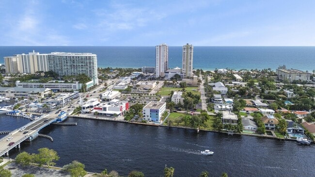 Building Photo - 105 S Riverside Dr