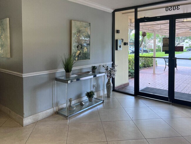 Building Photo - 2850 N Palm Aire Dr