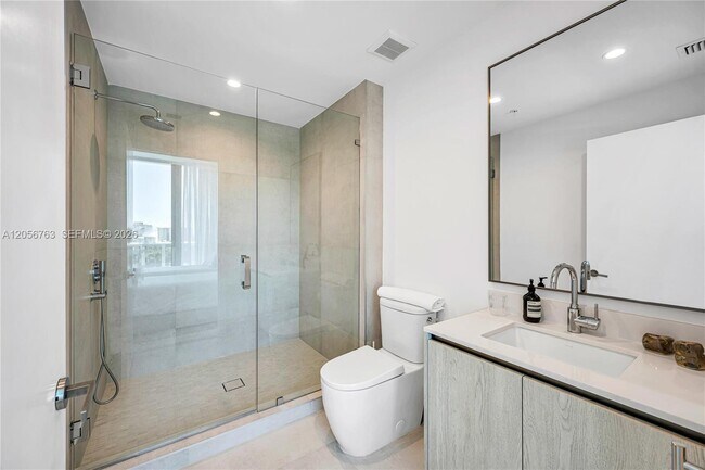 Building Photo - 9201 E Bay Harbor Dr