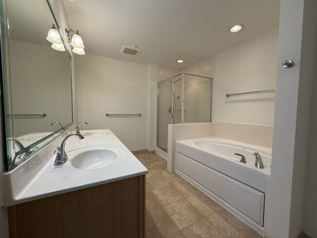 Building Photo - Beautiful 2nd Floor City Center Corner Condo.