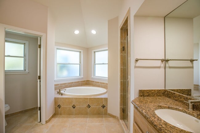 Building Photo - Renovated Beach House