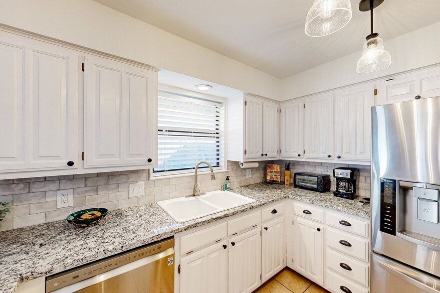 Building Photo - 941 Lakeridge Dr