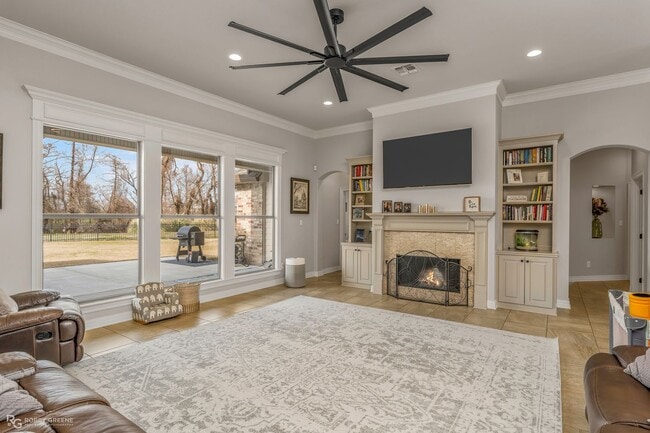 Building Photo - Beautiful 4 bedroom/4 Bathroom Home with a Peaceful Backyard