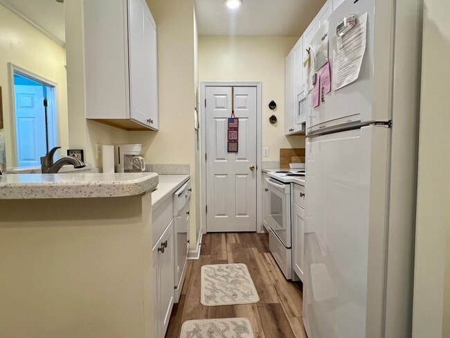 Building Photo - ADORABLE 2 BR, 2 BA CONDO - FURNISHED OR U...