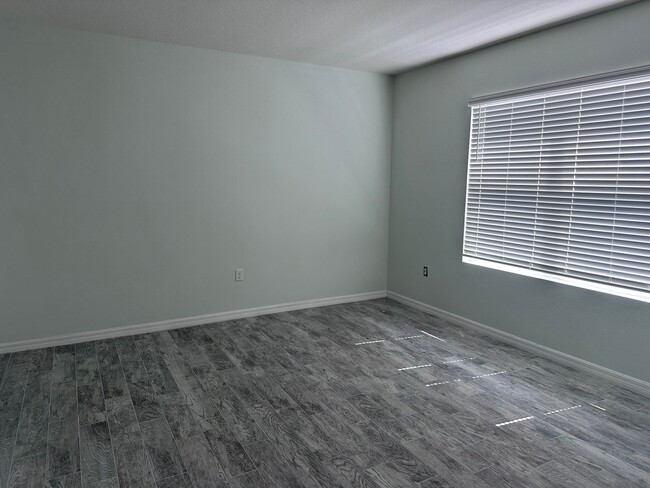 Building Photo - 3/2 house no carpet located in Sun City Center