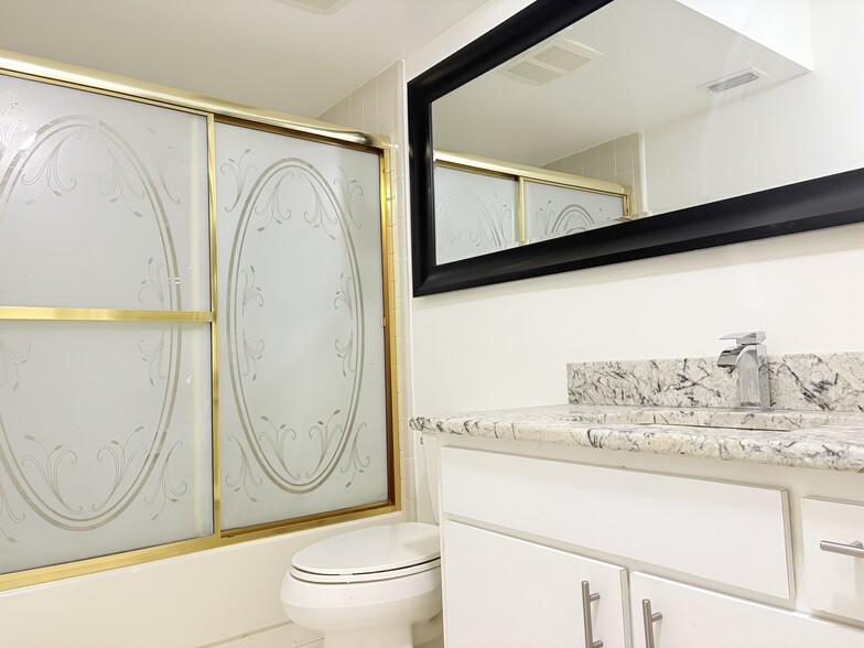 second hallway bathroom - 1 Escondido Cir