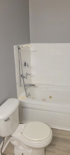 2nd floor bathroom - 54 Clarendon St