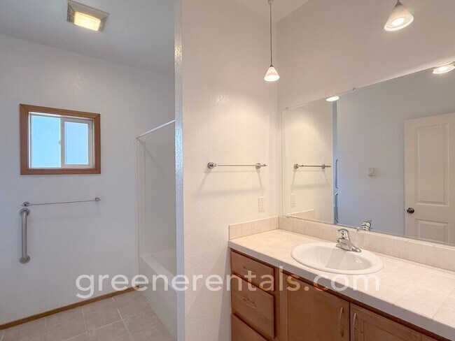 Building Photo - Spacious 2BR/2BA Rambler in Tumwater