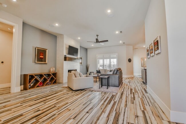 Building Photo - Stunning 4-Bedroom Luxury Home with Resort-Style Pool in Prestigious Oakmont Estates – Available ...