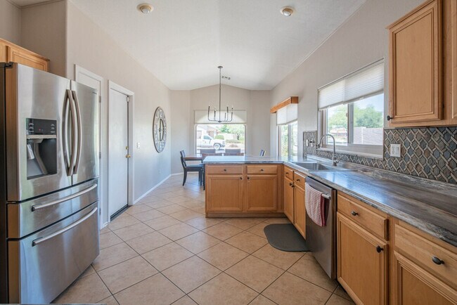 Building Photo - 1541 E Peregrine Trail