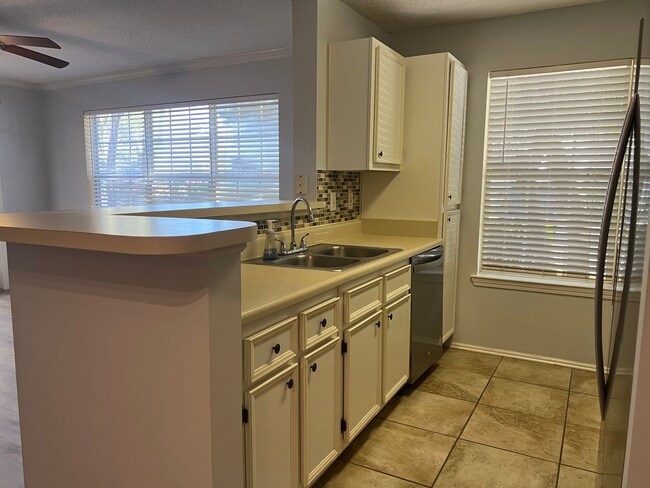 Building Photo - Great First Floor Condo in the Reserve at Woodbridge