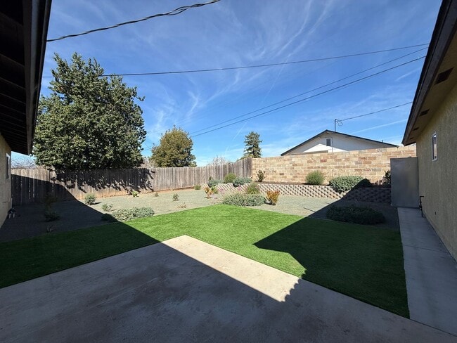 Building Photo - M12150