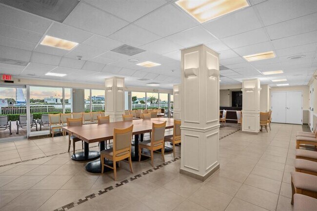 Building Photo - 2100 S Ocean Dr