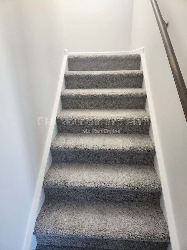 Building Photo - 568 Country Oak Dr