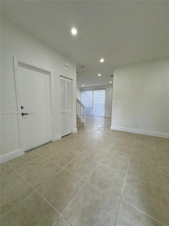 Building Photo - 16820 SW 1st Manor