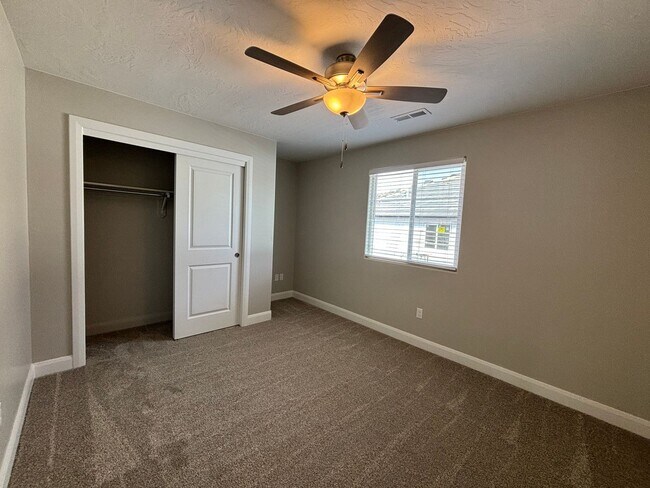 Building Photo - Beautiful Townhome!