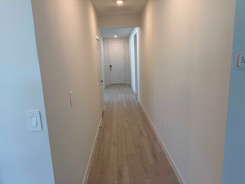 Building Photo - 74 Tequesta Ct